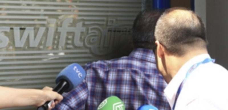 Un hombre entra en la sede de la compañía aérea Swiftair en Madrid ayer . / Efe