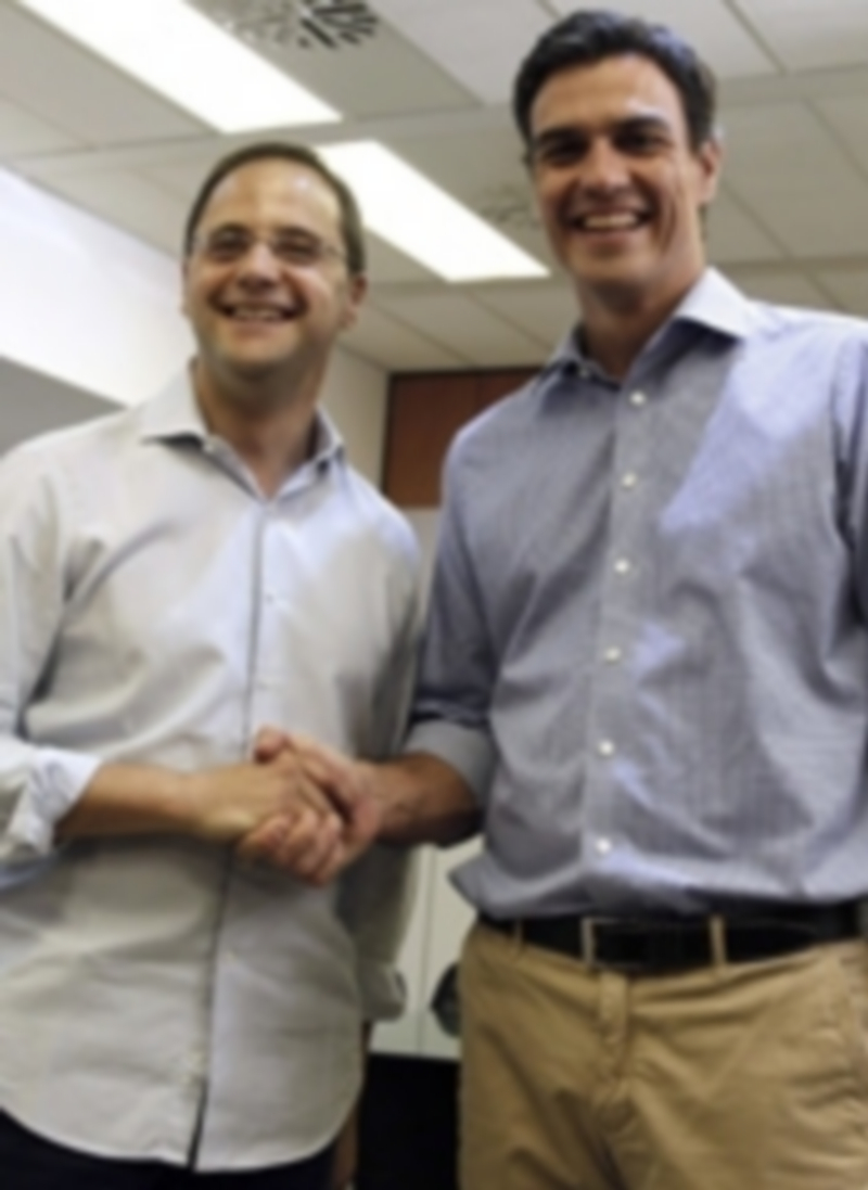 Pedro Sánchez estrecha la mano del secretario general del PSOE riojano