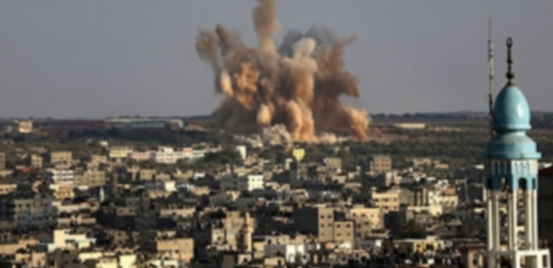 Momento en el que el humo se eleva después de los ataques aéreos israelíes en el barrio de Al-Zaitun en la Franja d Gaza. / Efe