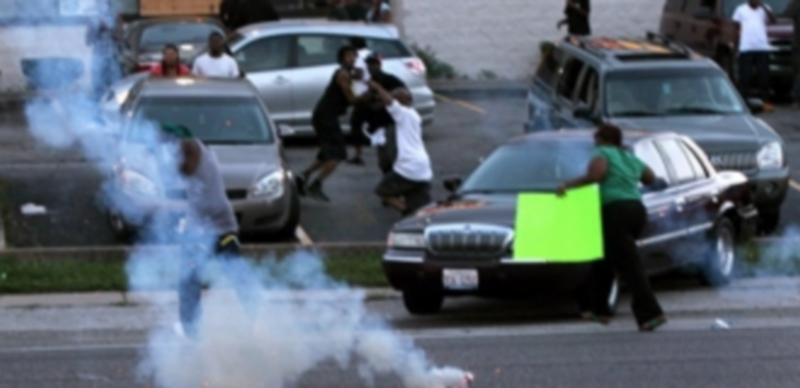 Incidentes entre policías y manifestantes con gases lacrimógenos tras el asesinato de un joven afroamericano el pasado sábado en Missouri