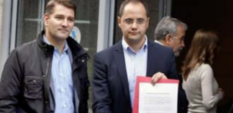 Los socialistas Manuel de la Rocha y César Luena presentan la denuncia. / Efe