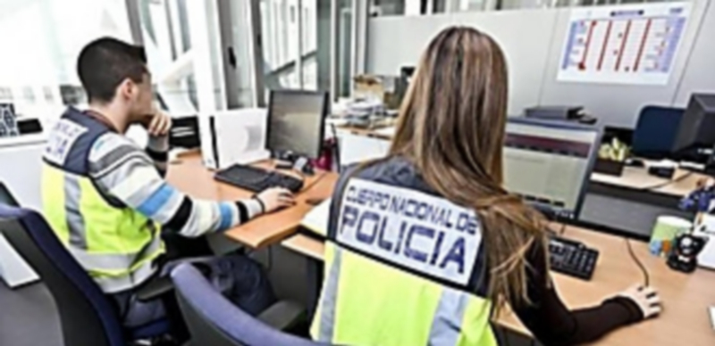 Dos miembros de la Unidad de Delincuencia Económica avanzan en las investigaciones sobre corrupción. / Efe