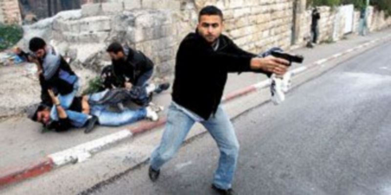 Un policía israelí corre