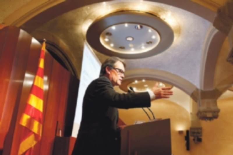 Mas cumple su palabra y firma el decreto de convocatoria del 27-S 1 El president de Cataluña sigue con el proceso independentista a pesar de las advertencias del Gobierno. / EFE.