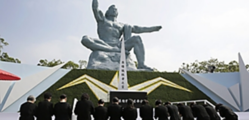 Un grupo de mujeres ofrece una oración en memoria de las miles de víctimas que se cobró la segunda bomba atómica lanzada en 1945 sobre Nagasaki. / Efe