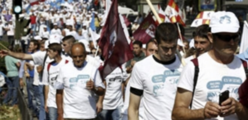 Más de 4.000 ganaderos piden en Madrid un precio justo para la leche 1 Unos 4.000 ganaderos caminan hacia el Ministerio de Agricultura en el final de la Marcha Blanca en defensa del sector lácteo. / Sergio Barrenechea/EFE