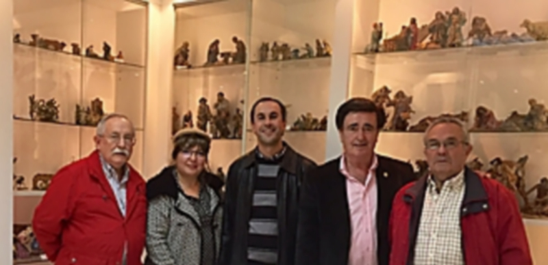 Presidente de la Asociación de Belenistas de Madrid y un miembro del colectivo junto a la concejala