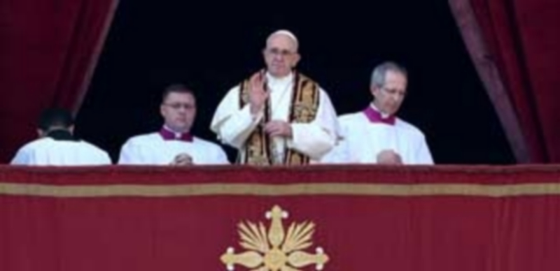 El papa Francisco saluda a los feligreses durante la tradicional bendición ‘Urbi et Orbi’ desde el balcón central de la Basílica de San Pedro del Vaticano. / Efe