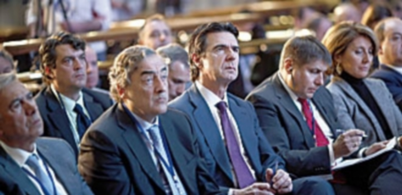 El presidente de la CEOE Juan Rosell (i.)