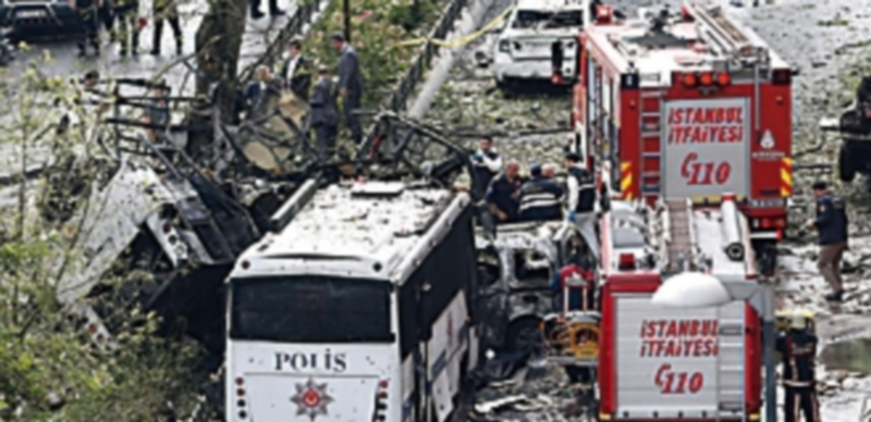 Policías y bomberos inspeccionan el lugar del atentado de Estambul