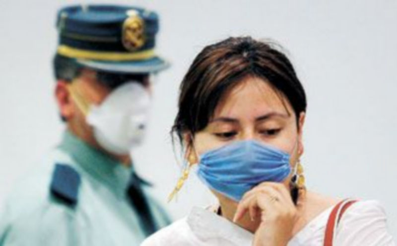 Una joven con mascarilla llega a la terminal madrileña del aeropuerto de Barajas. / J.C.H. (Efe)