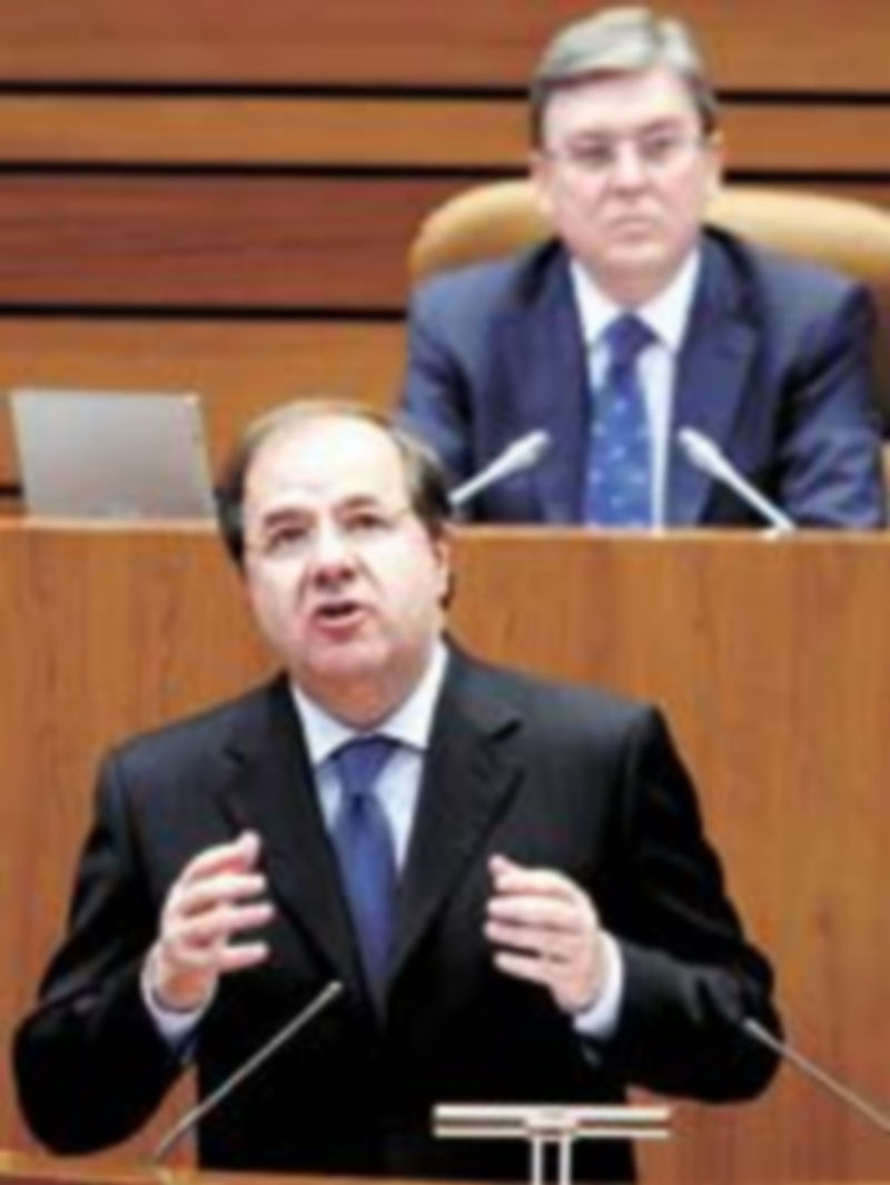 Herrera interviene en la tribuna y el presidente de las Cortes