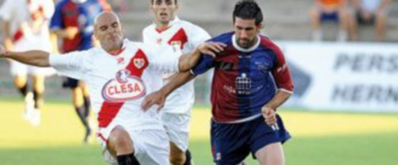 Otero trata de superar a Movilla en una imagen del encuentro jugado el miércoles. / Alberto Benavente