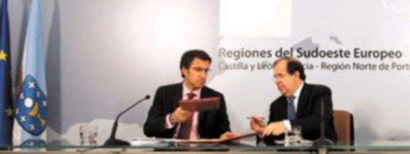 Alberto Núñez Feijóo y Juan Vicente Herrera durante la firma de la constitución de la Macrorregión. / ICAL
