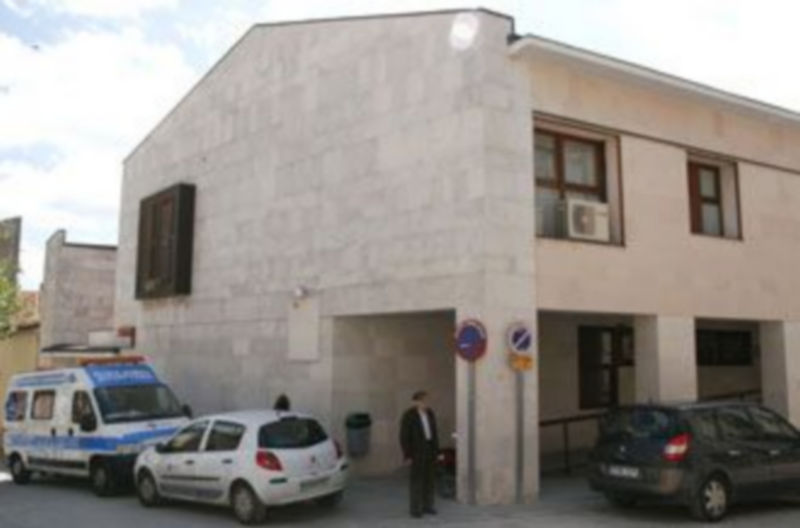 Acceso principal al Centro de Salud de la villa desde la calle El Estudio./Gabriel Gómez