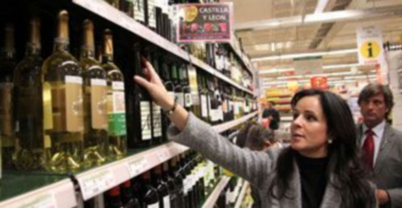 Silvia Clemente observa los stands con productos ‘Tierra de Sabor’. / ICAL