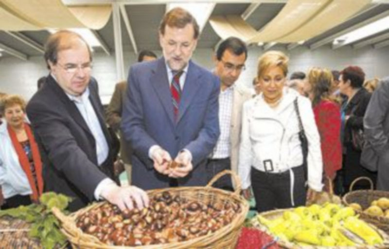 Juan Vicente Herrera (i) y Mariano Rajoy prueban los productos ecológicos. Detrás