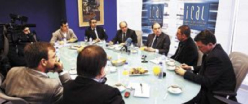 Tomás Villanueva responde a las preguntas de periodistas y directivos del Grupo Promecal. / Ical