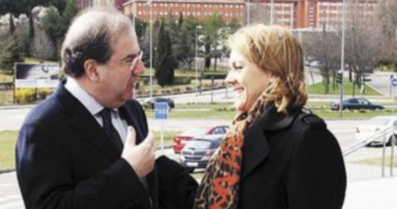 Juan Vicente Herrera conversa con Dolores de Cospedal. / R. Cacho (Ical)