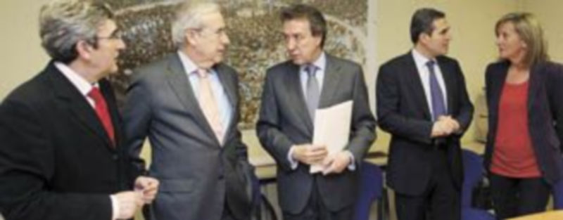 De Santiago-Juárez (c) y los responsables de los foros