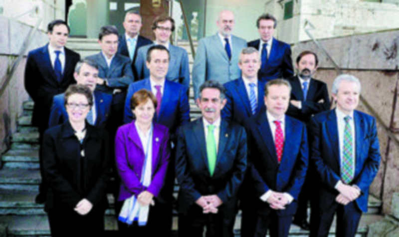 De Santiago-Juárez posa junto al resto de asistentes a la I Conferencia de Gobiernos Autonómicos. / Ical