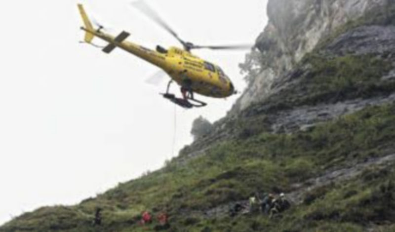 Operación de rescate de los cuerpos de los dos fallecidos en un accidente de helicóptero en el Valle de Mena (Burgos). / Ricardo Ordóñez (Ical)