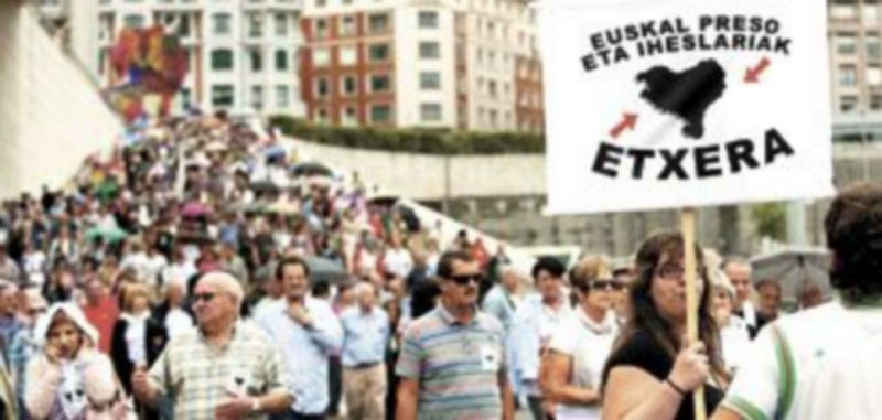 Miles de personas protestaron por las calles de Bilbao por la política penitenciaria que se aplica a los presos de la banda terrorista. / Miguel Toña (Efe)