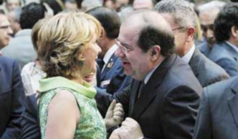 Juan Vicente Herrera abraza a Esperanza Aguirre tras su toma de posesión como presidenta de la Comunidad de Madrid. / Ical.