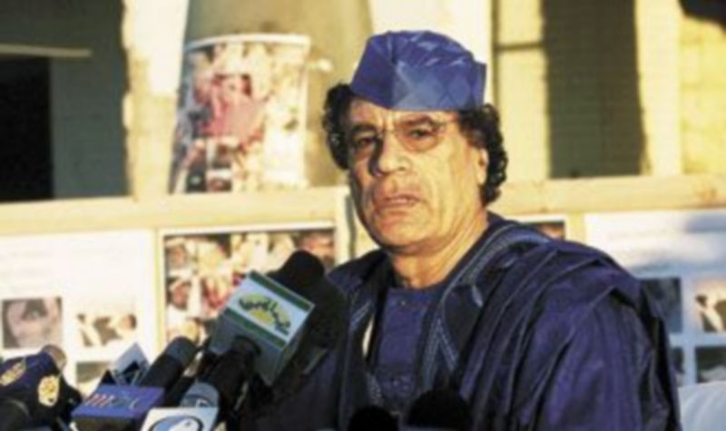 Imagen de archivo del coronel dando un discurso desde su residencia en Trípoli