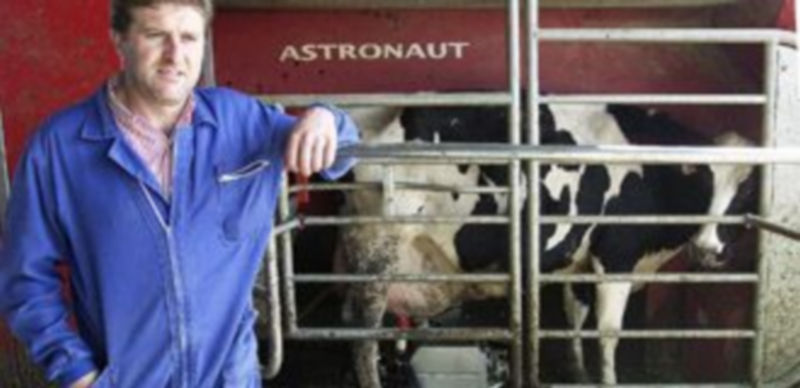 Imagen de archivo de un ganadero palentino tras instalar el ordeño por ordenador en su explotación. / Ical