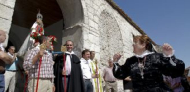 Entrada de la Virgen al templo de El Salvador al concluir la procesión. / Gabriel Gómez