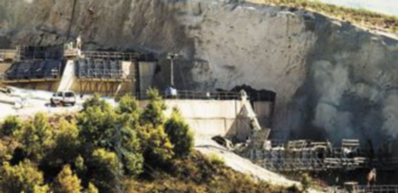 Imagen de las obras en la presa de Castrovido donde el miércoles fallecieron cuatro trabajadores. / Efe.