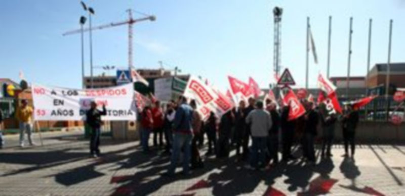 Los trabajadores de Lauki se concentraron a las puertas de la empresa para protestar contra los recortes.  / Ical