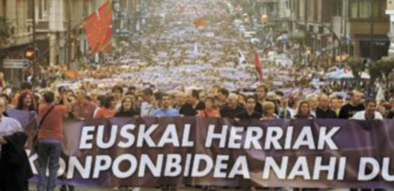 Cabecera de la manifestación celebrada ayer por el centro de la capital vizcaína. / Reuters.
