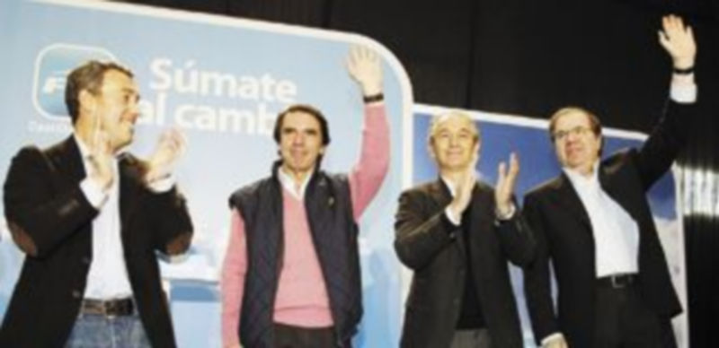 José María Aznar y Juan Vicente Herrera (d) saludan a los simpatizantes ante los aplausos de Antolín Sanz (i) y Sebastián González