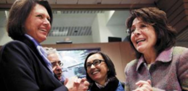 Rosa Aguilar (c) conversa con su colega alemana