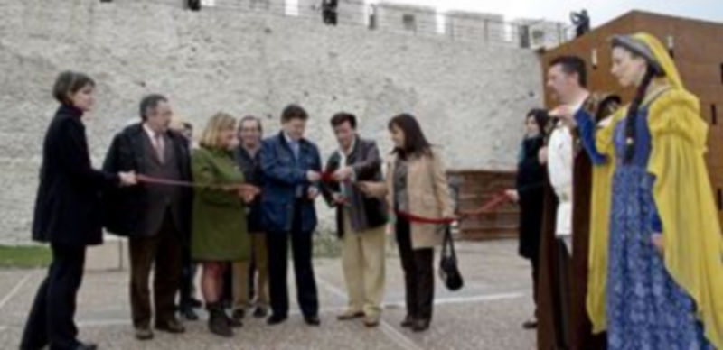 Los arqueros abulenses se situaron en el adarve y tras el corte de cinta lanzaron sus flechas. / Gabriel Gómez