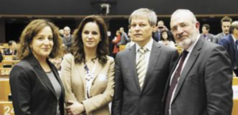 La consejera Silvia Clemente (2i) junto al comisario europeo de Agricultura