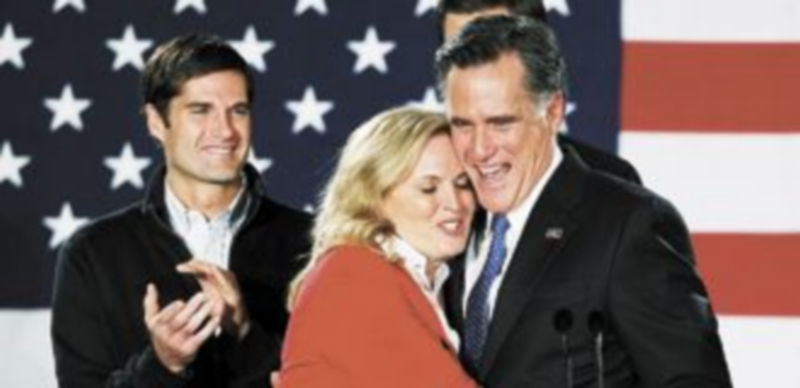 El exgobernador de Massachusetts abraza a su mujer después de alzarse como vencedor en la primera batalla por ser el candidato republicano a la Casa Blanca. / Reuters.