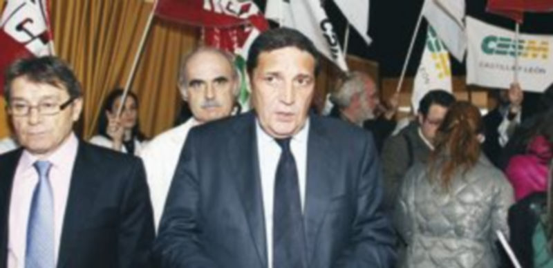 Sáez Aguado (c) recibe las protestas del sindicato Satse