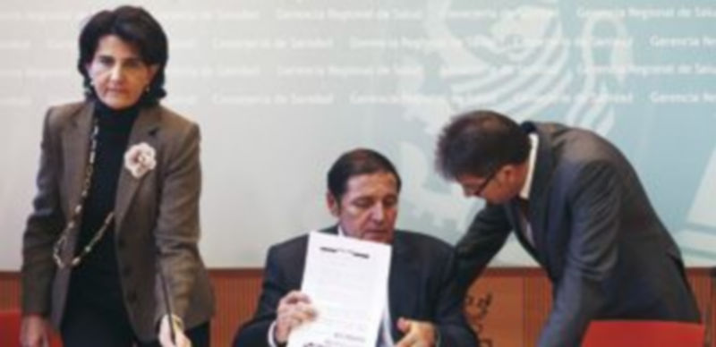 Antonio Sáez acompañado por la secretaria general de la Consejería