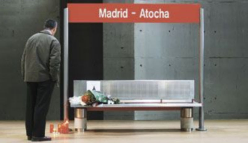 El recuerdo de las personas que perdieron la vida en las explosiones de Atocha sigue vivo cada día en los cientos de transeúntes que pasan por la estación. / Reuters