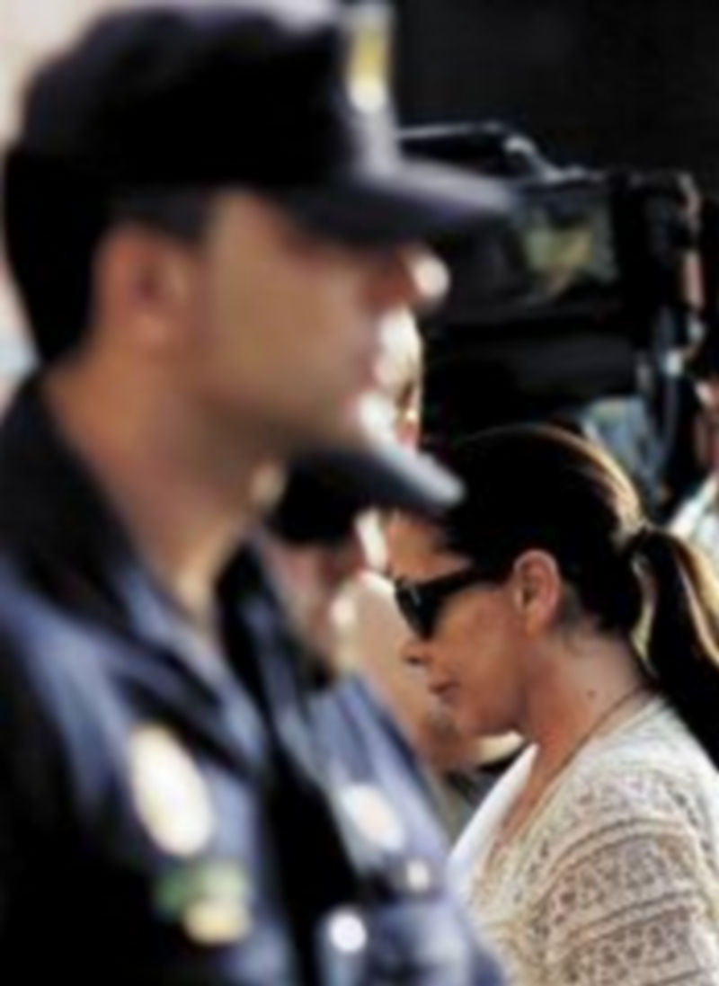 La artista sevillana acudió a declarar con el gesto muy serio. / Reuters