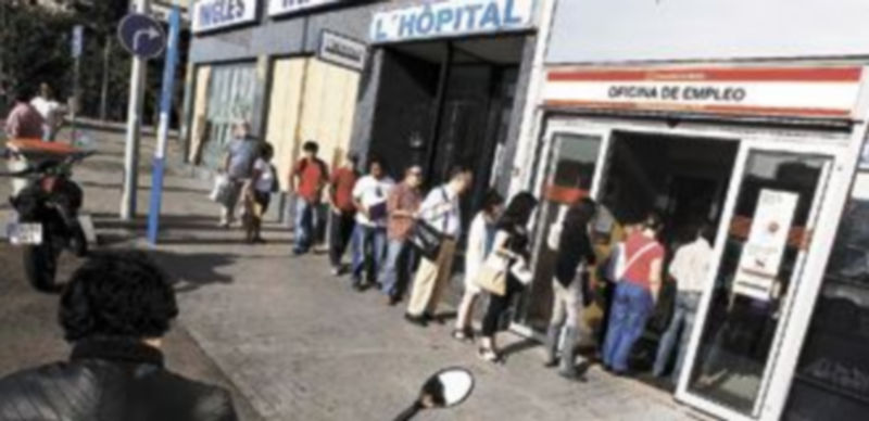 Un grupo de ciudadanos hacen cola para acceder a una oficina de empleo estatal. / Andrea Comas