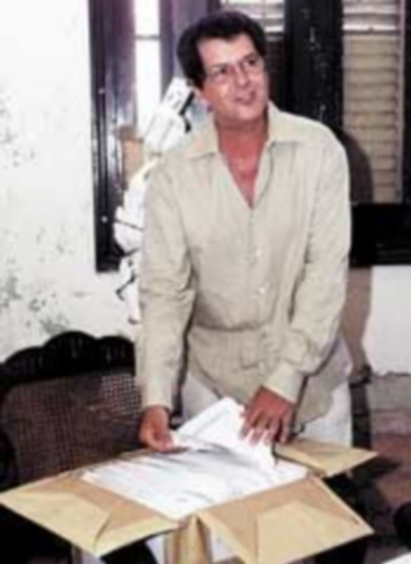 Oswaldo Payá muestra las 14.000 firmas del ‘Proyecto Varela’. /  R. Pérez (reuters)