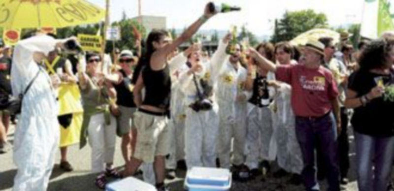 Los participantes en la marcha antinuclear celebran que la empresa no haya solicitado una prórroga para su explotación. / Ical