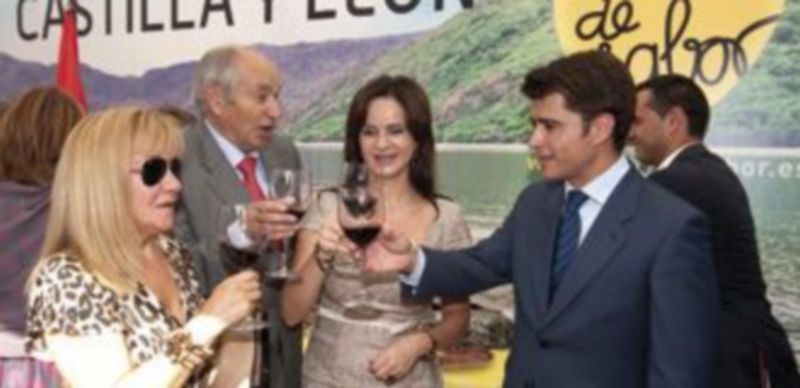 Silvia Clemente brinda con otras autoridades durante la inauguración ayer del Encuentro de Casas Regionales en Sevilla. / Ical