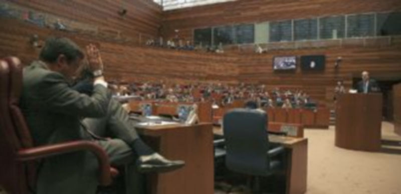 El presidente de la Junta (en la tribuna) mantuvo un encendido debate con el portavoz socialista