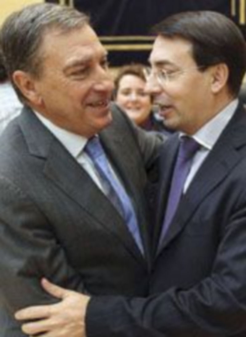 Mateos (i) saluda al procurador socialista Fernando Pablos. / M. C. (Ical)