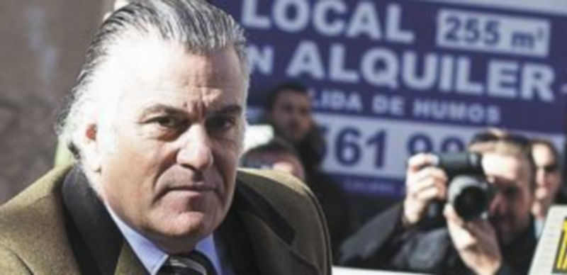 Bárcenas fue increpado por multitud de personas a su llegada al tribunal. / Reuters